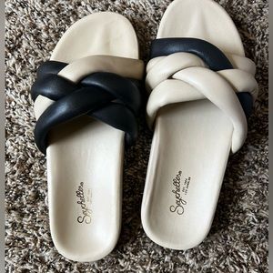Seychelles Leather Slides in Mismatched Black and Cream Size 9